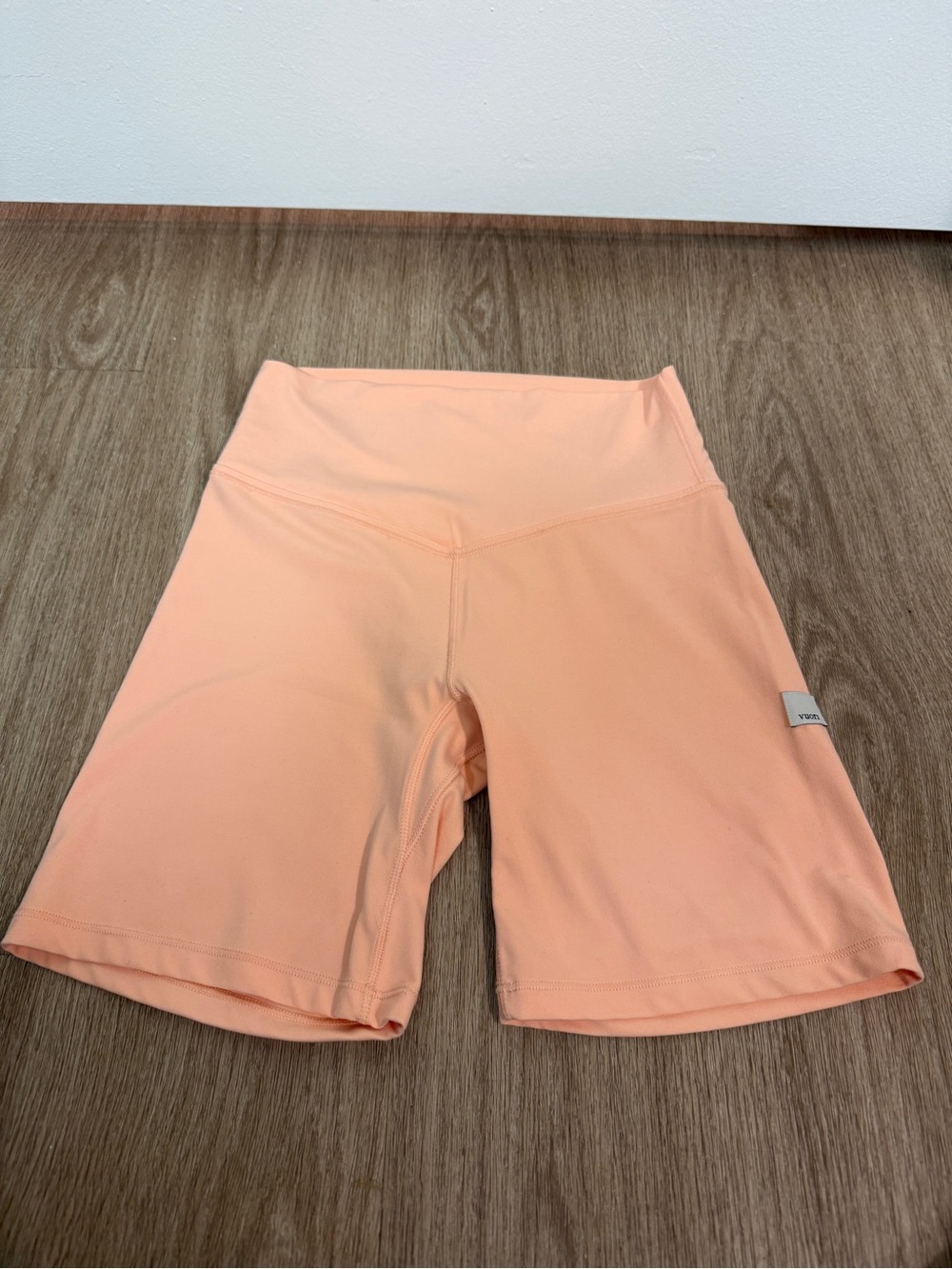 Never worn Vuori Peach Biker Shorts size xs